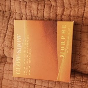 Morphe Glow show highlighter